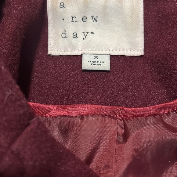 Fall coat/winter coat women’s size small. Beautiful burgundy color! - Picture 2 of 3